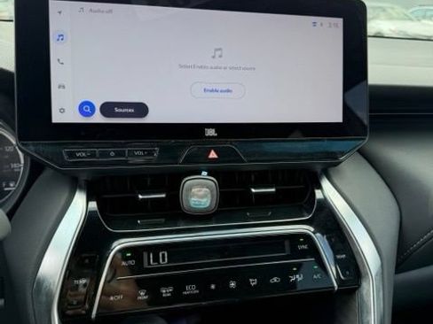 Used 2024 Toyota Venza XLE AWD/4WD image 3