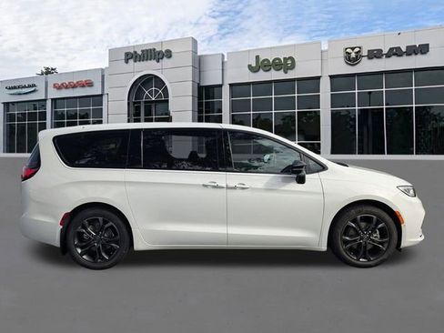 New 2026 Chrysler Pacifica Select FWD image 2