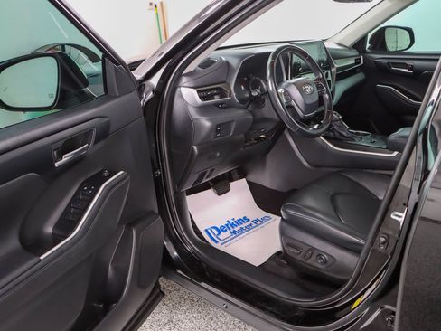 Used 2020 Toyota Highlander XLE FWD image 3