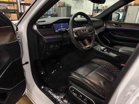 Used 2025 Jeep Grand Cherokee Summit image 17