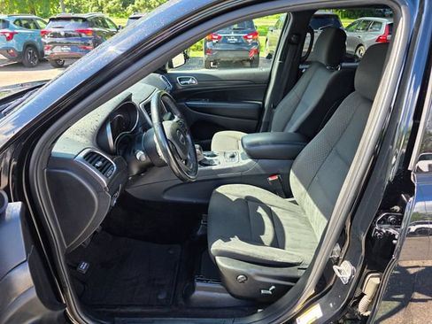 Used 2018 Jeep Grand Cherokee Laredo AWD/4WD image 16