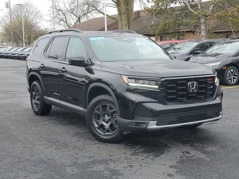 Used 2025 Honda Pilot TrailSport image 1
