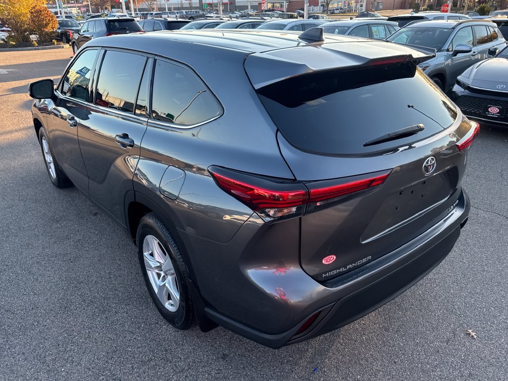 Used 2022 Toyota Highlander LE AWD/4WD image 5