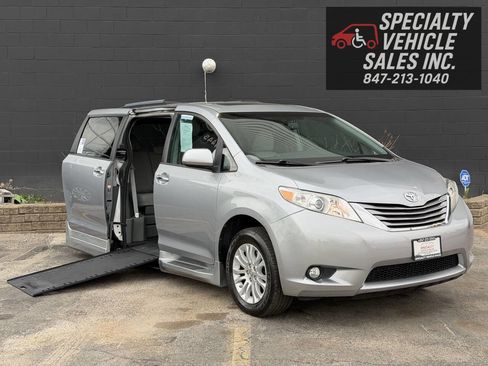 Used 2017 Toyota Sienna XLE image 3