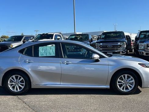 Used 2025 Toyota Camry LE image 2