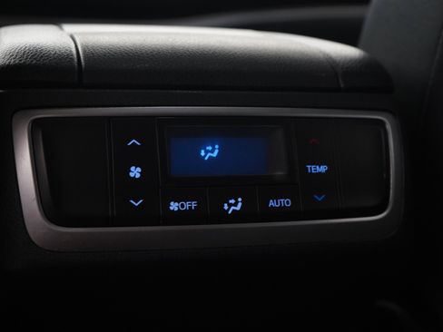Used 2019 Toyota Highlander XLE AWD/4WD image 17