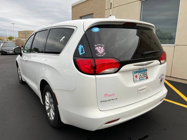 Used 2017 Chrysler Pacifica Touring w/ Tire & Wheel Group FWD image 3