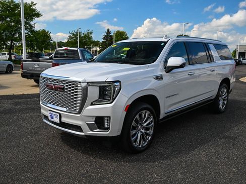 Used 2024 GMC Yukon XL Denali w/ Denali Reserve Package AWD/4WD image 9