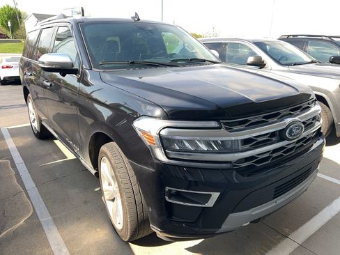 Used 2024 Ford Expedition Platinum image 3