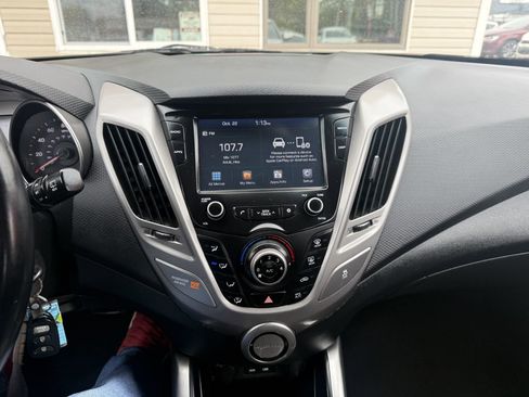 Used 2017 Hyundai Veloster image 12