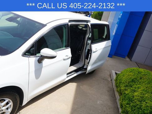 Used 2023 Chrysler Pacifica Touring-L FWD image 11