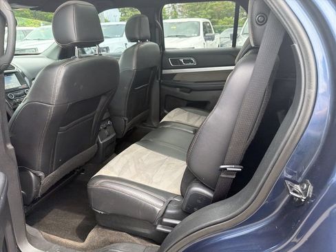 Used 2017 Ford Explorer XLT w/ Equipment Group 202A AWD/4WD image 13