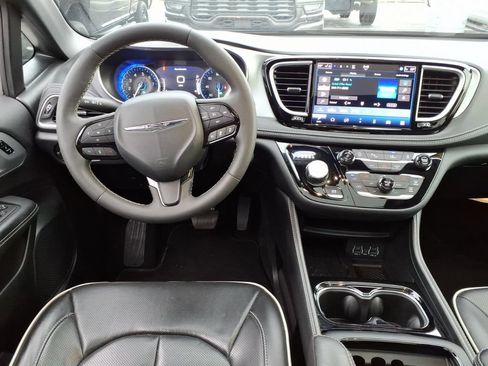 Certified 2025 Chrysler Pacifica Limited FWD image 14