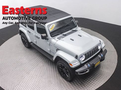 Used 2024 Jeep Wrangler Unlimited Sahara w/ Technology Group AWD/4WD image 3