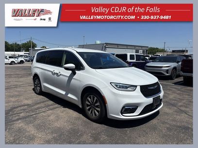 Used 2023 Chrysler Pacifica Touring-L