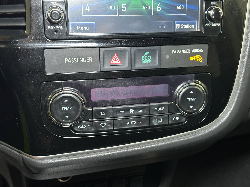 Used 2018 Mitsubishi Outlander AWD image 30
