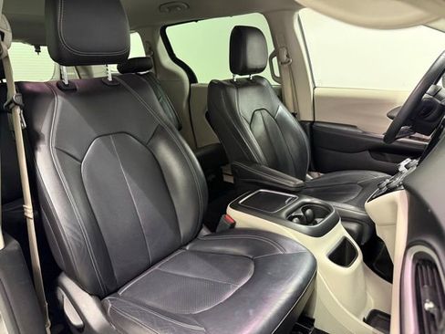 Used 2022 Chrysler Pacifica Touring-L FWD image 30