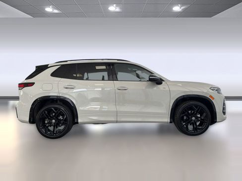 New 2026 Volkswagen Tiguan SE R-Line image 8