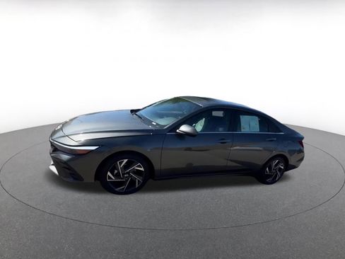 Used 2025 Hyundai Elantra Limited image 8