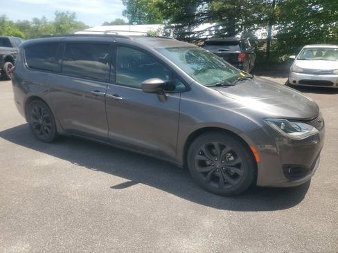 Used 2020 Chrysler Pacifica Touring-L Plus FWD image 5