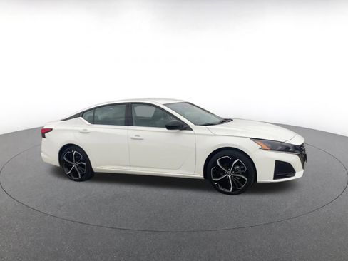 Used 2025 Nissan Altima 2.5 SR image 2