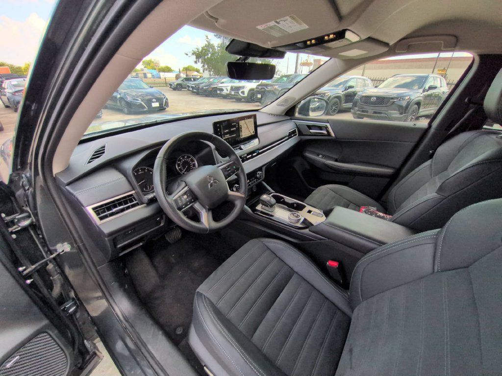 Used 2025 Mitsubishi Outlander SE AWD/4WD image 15
