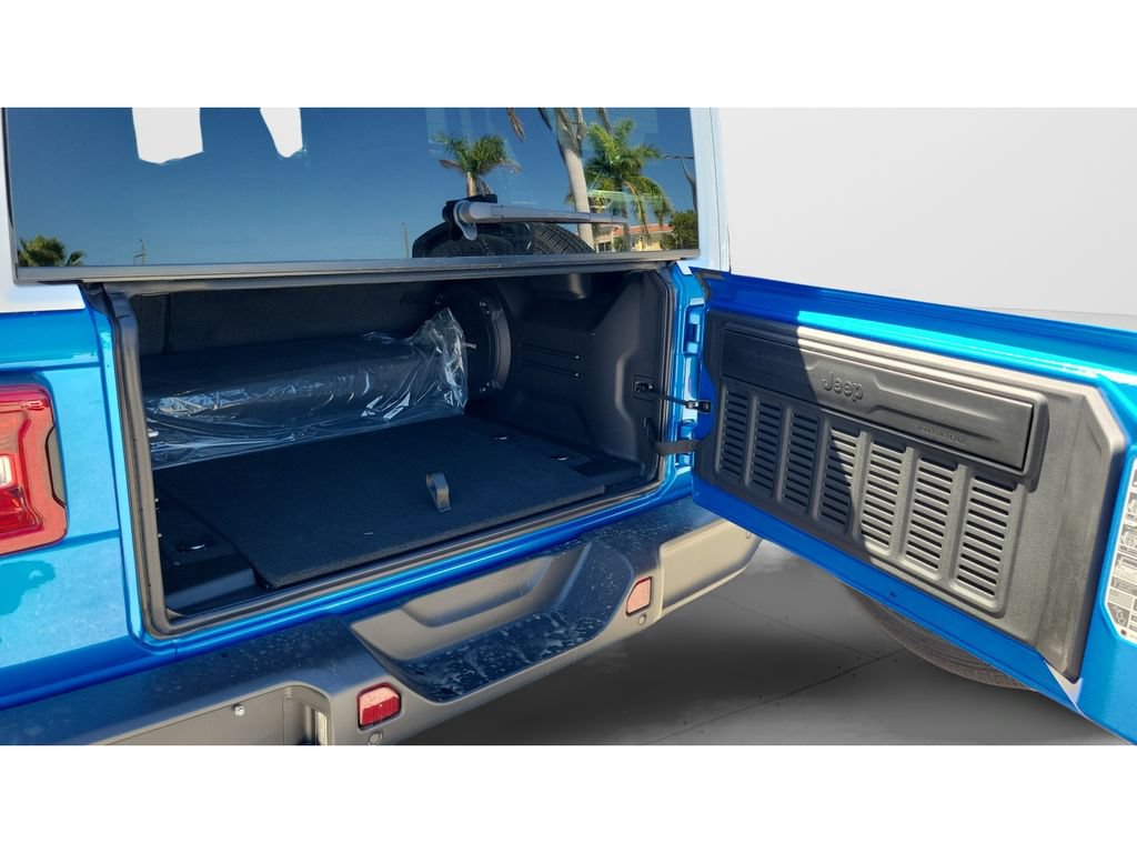 New 2026 Jeep Wrangler Unlimited Sahara w/ Whitecap Package AWD/4WD image 9