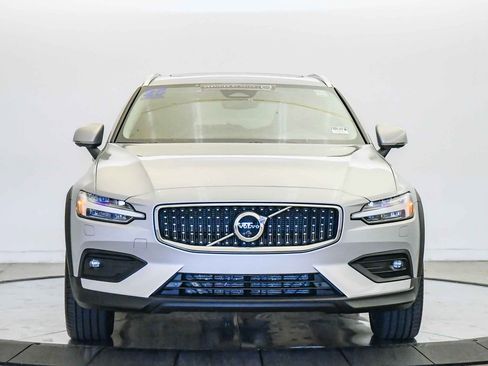 Certified 2025 Volvo V60 B5 Cross Country Plus AWD/4WD image 7