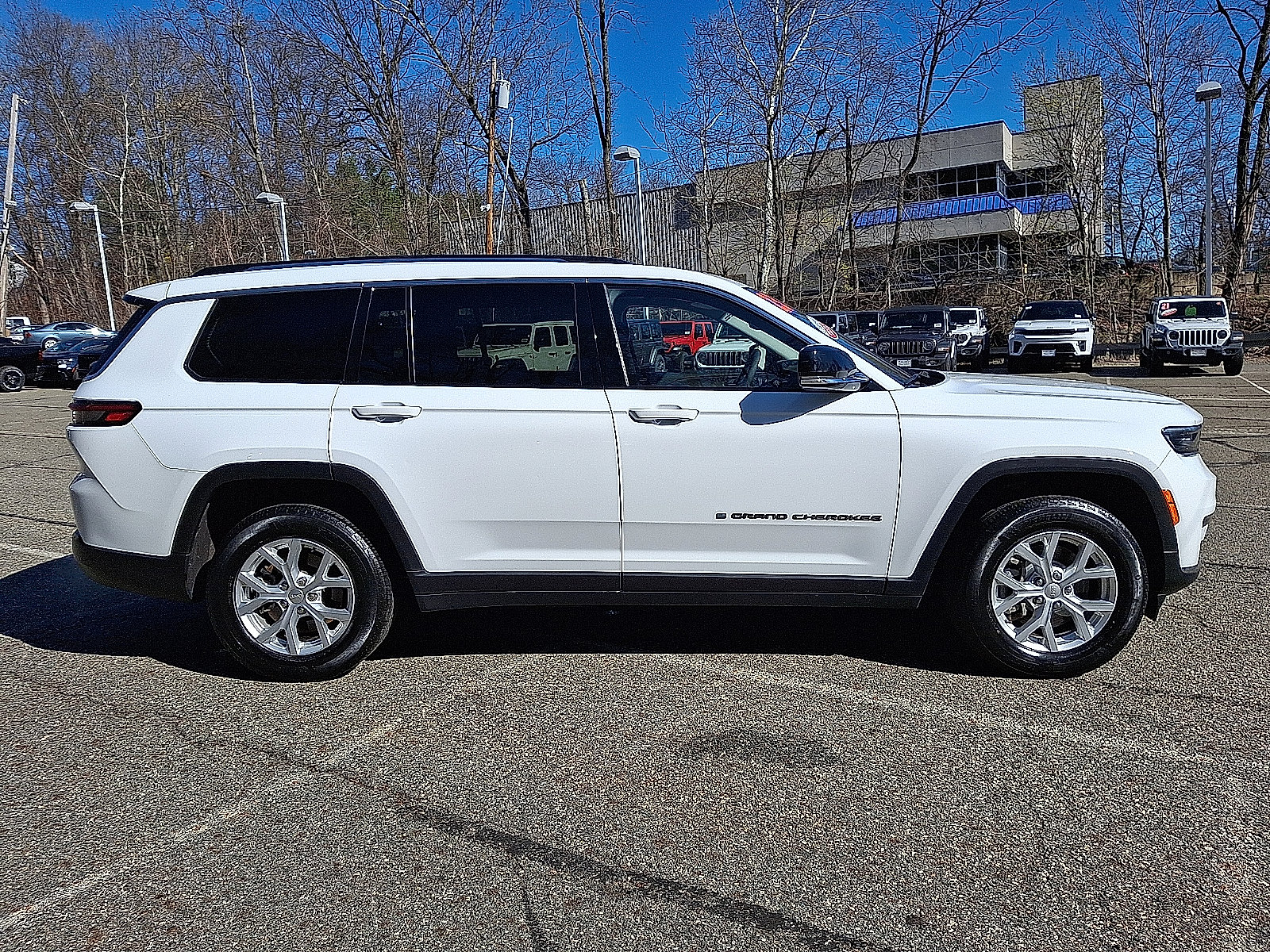 Used 2023 Jeep Grand Cherokee L Limited AWD/4WD image 8