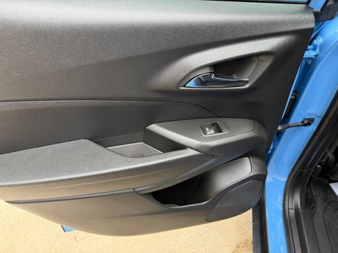 Used 2024 Chevrolet Trax RS w/ Sunroof Package FWD image 30