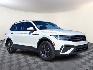Used 2022 Volkswagen Tiguan SE image 1