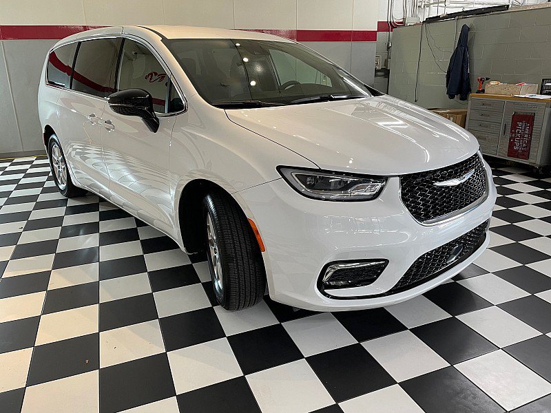 Used 2026 Chrysler Pacifica Select FWD image 3