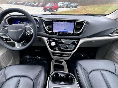 Used 2024 Chrysler Pacifica Touring-L image 15