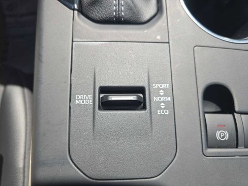 Certified 2025 Toyota Highlander XLE FWD image 32