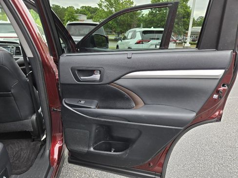 Used 2015 Toyota Highlander XLE FWD image 10