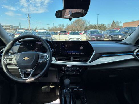 Used 2025 Chevrolet Trax LT w/ LT Convenience Package image 32