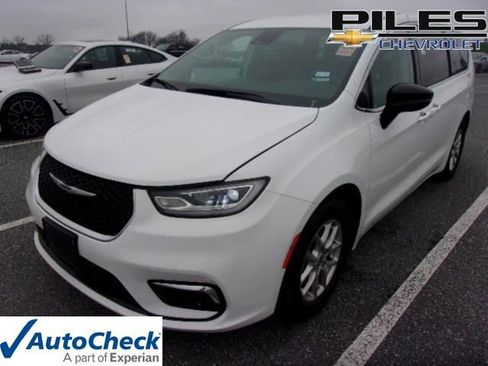 Used 2024 Chrysler Pacifica Touring-L image 1