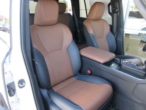 Used 2026 Lexus GX 550 w/ Accessory Package (2T) AWD/4WD image 31