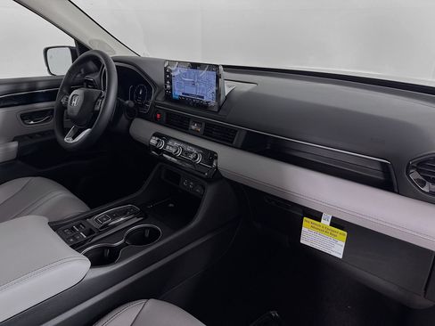 Certified 2025 Honda Pilot Touring image 38