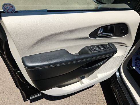 Used 2023 Chrysler Pacifica Touring-L FWD image 10
