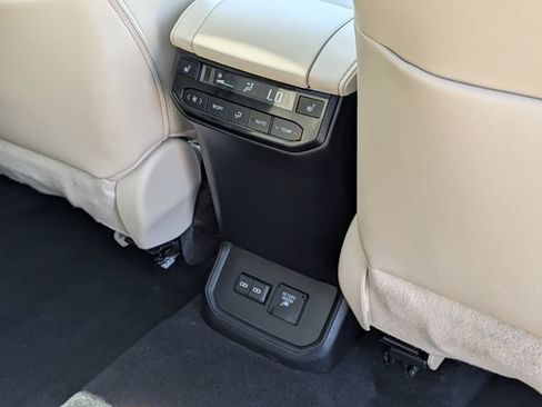 Used 2023 Toyota Highlander Platinum FWD image 32