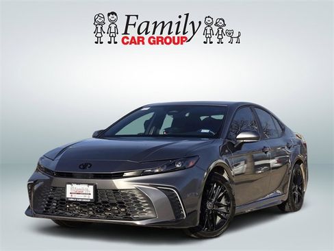 Used 2025 Toyota Camry SE w/ Convenience Package image 1