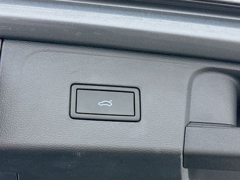 Used 2025 Volkswagen Atlas SE AWD/4WD image 32