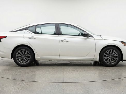 Used 2025 Nissan Altima 2.5 SV FWD image 11