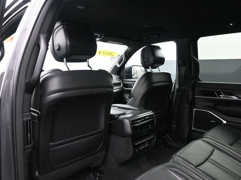 Used 2024 Jeep Wagoneer L Series II w/ Flexible Seating Group image 23