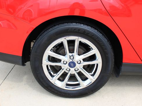 Used 2016 Ford Focus SE w/ SE Power Seat Package FWD image 9