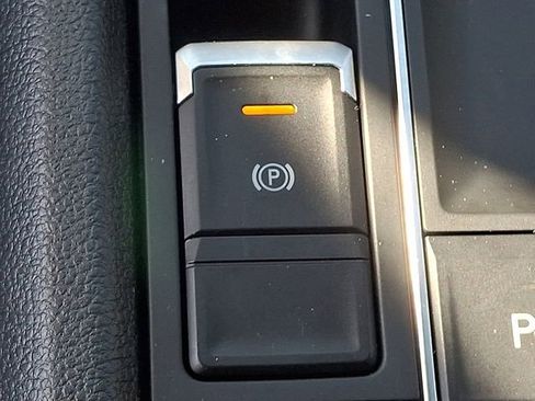 Used 2020 Volkswagen Atlas Cross Sport SE FWD image 25