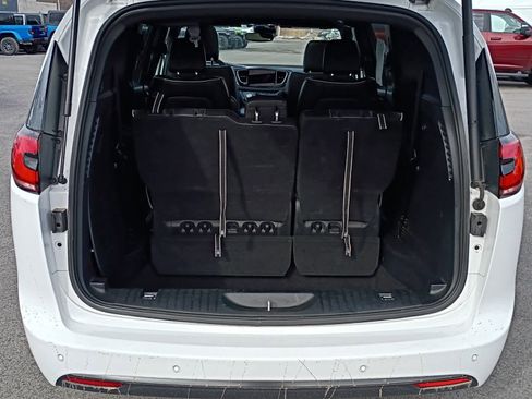 Used 2025 Chrysler Pacifica Limited image 6