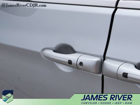 Used 2024 Chrysler Pacifica Touring-L FWD image 18
