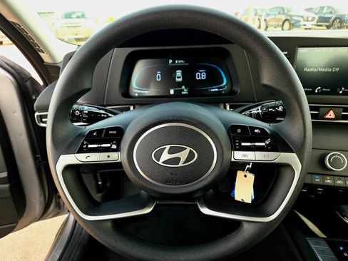 Certified 2025 Hyundai Elantra SE FWD image 11